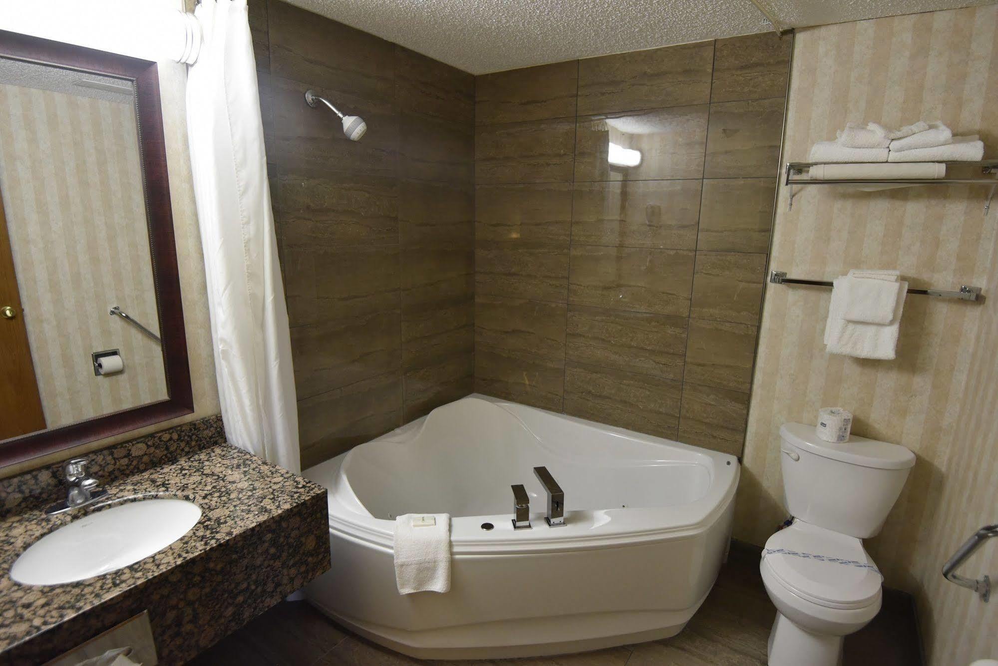 Tropical Inn - North Battleford Buitenkant foto